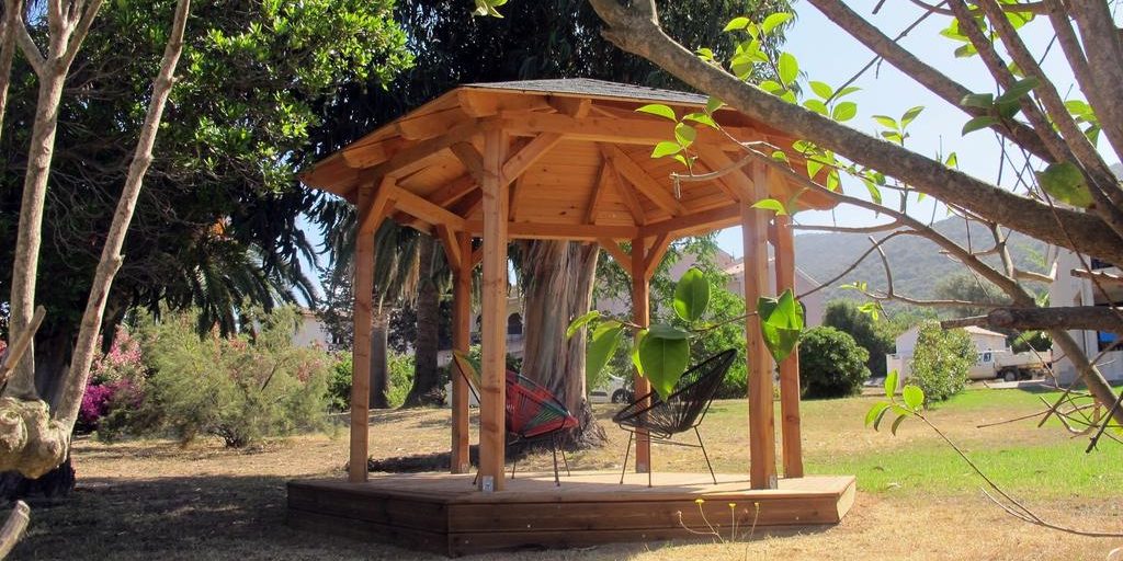 Residence maina Cargese Corsica Frankrijk appartementen prieel zitje tuin park relaxen