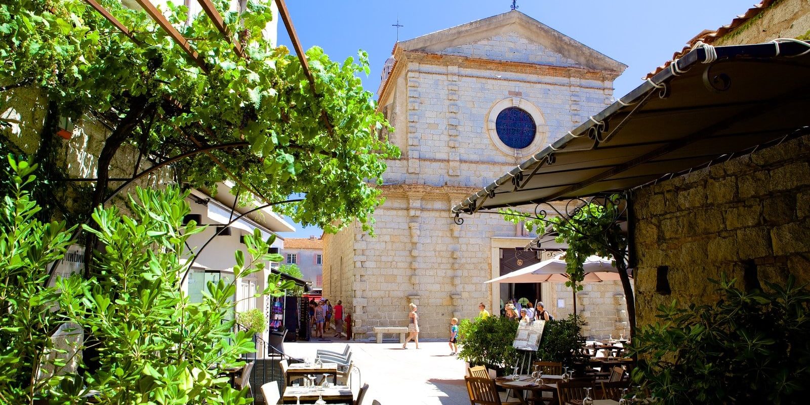 Golfe Hotel Porto-Vecchio Corsica Frankrijk centrum kerk plein terras café restaurant