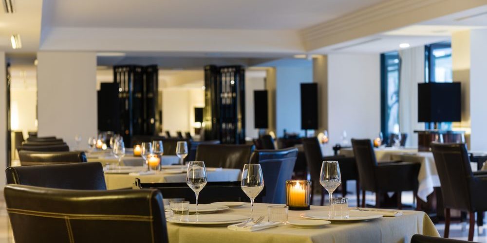 Hotel Don Cesar Porto-Vecchio Corsica Frankrijk restaurant diner tafels stoelen wijnglazen