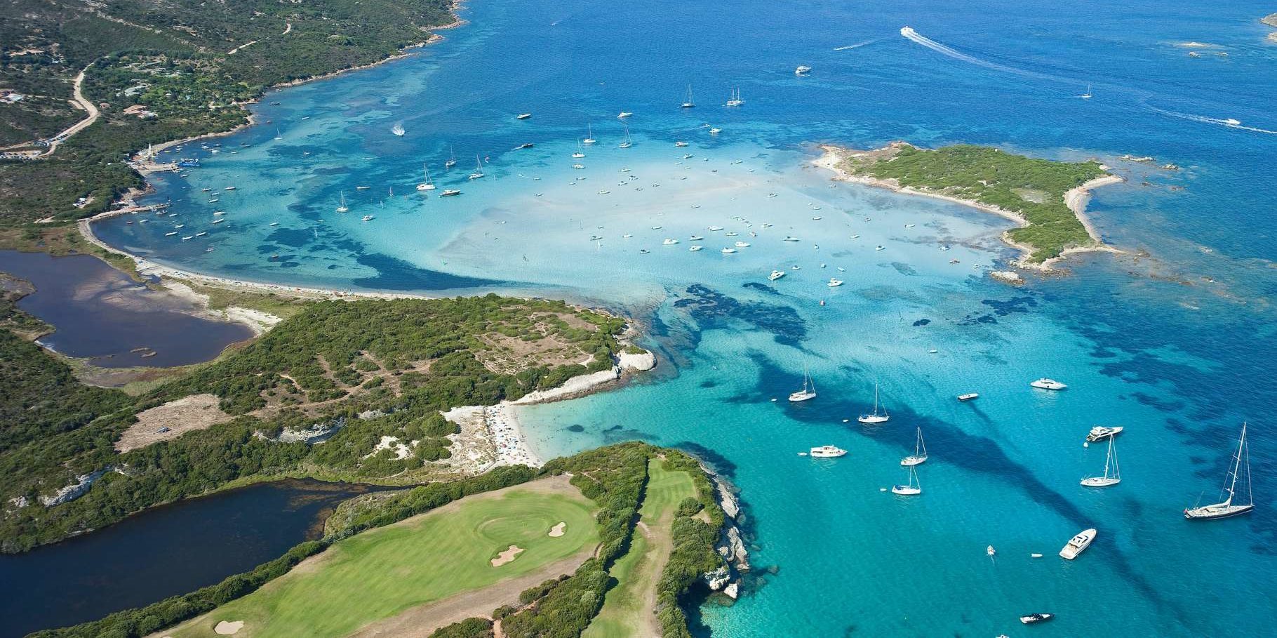 Hotel Version Maquis Santa Manza Bonifacio Corsica Frankrijk Golf-de-Sperone golfbaan zee strand zeilboten jachten luchtfoto