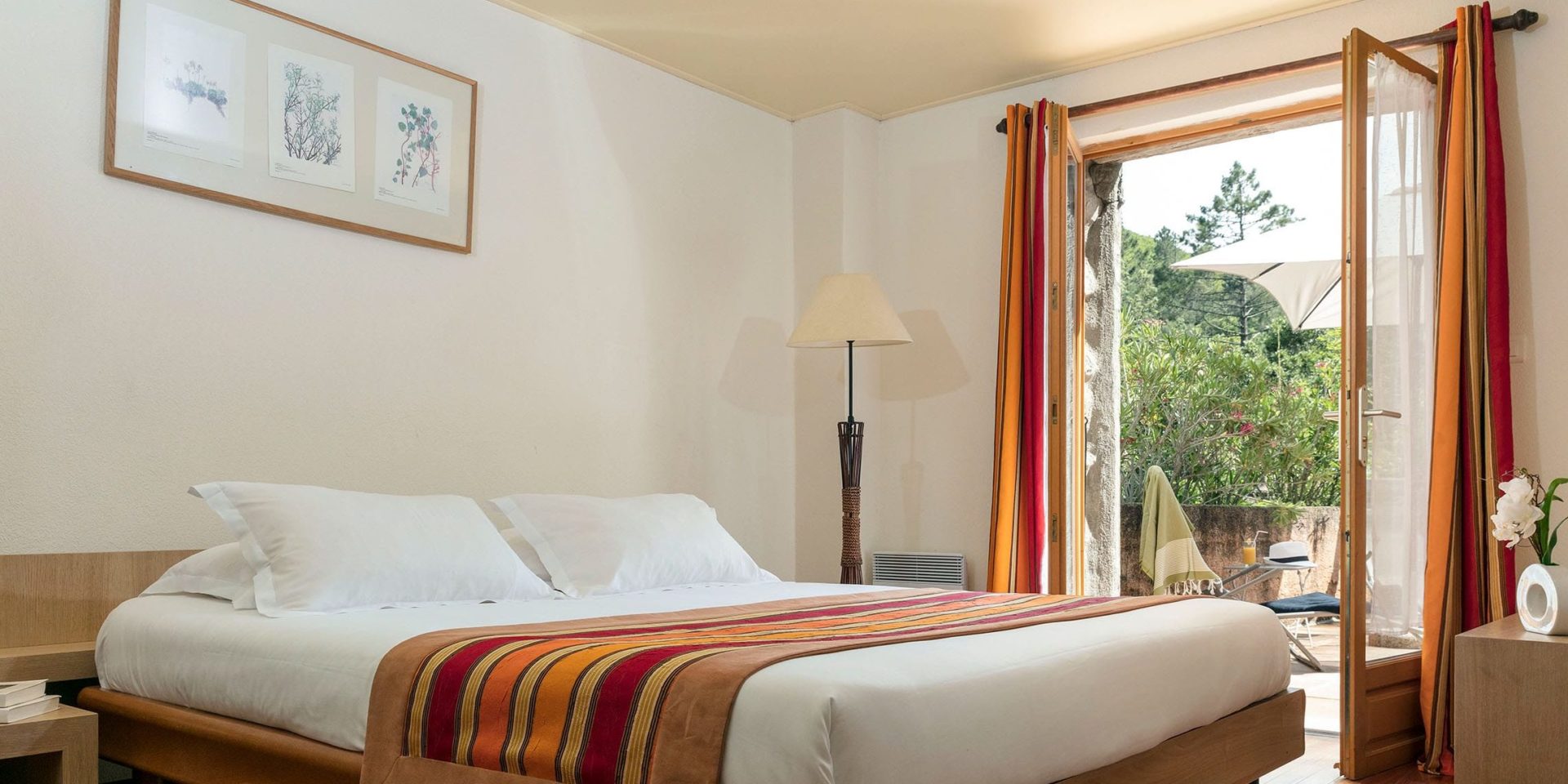 Hotel E Caselle Venaco Corsica Frankrijk tweepersoonsbed openslaande-deuren terras parasol zitje