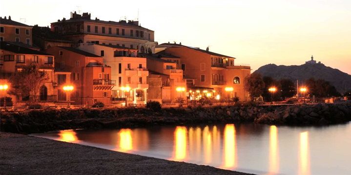 Hotel Escale Cote Port Ile Rousse Corsica Frankrijk by-night avond verlichting romantiek boulevard strand zee