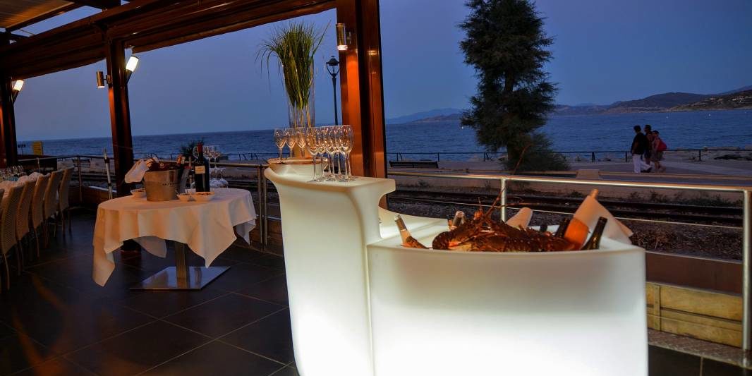 Hotel Escale Cote Port Ile Rousse Corsica Frankrijk restaurant L'Escale terras zeezicht