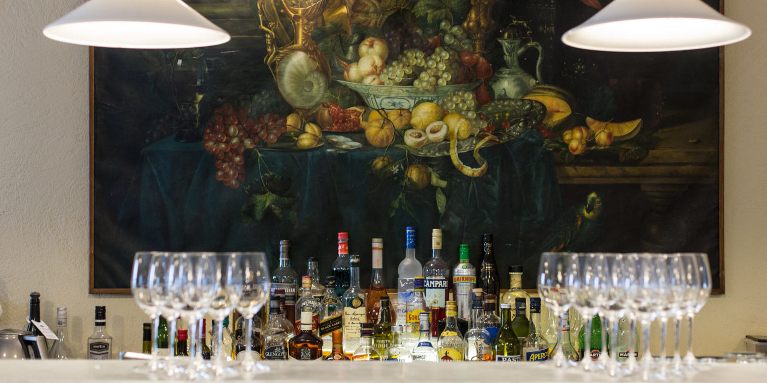 Hotel Demeure Castel Brando Erbalunga Cap Corse Corsica Frankrijk bar schilderij drank glazen ontdekcorsica.nl skimaquis reisorganisatie