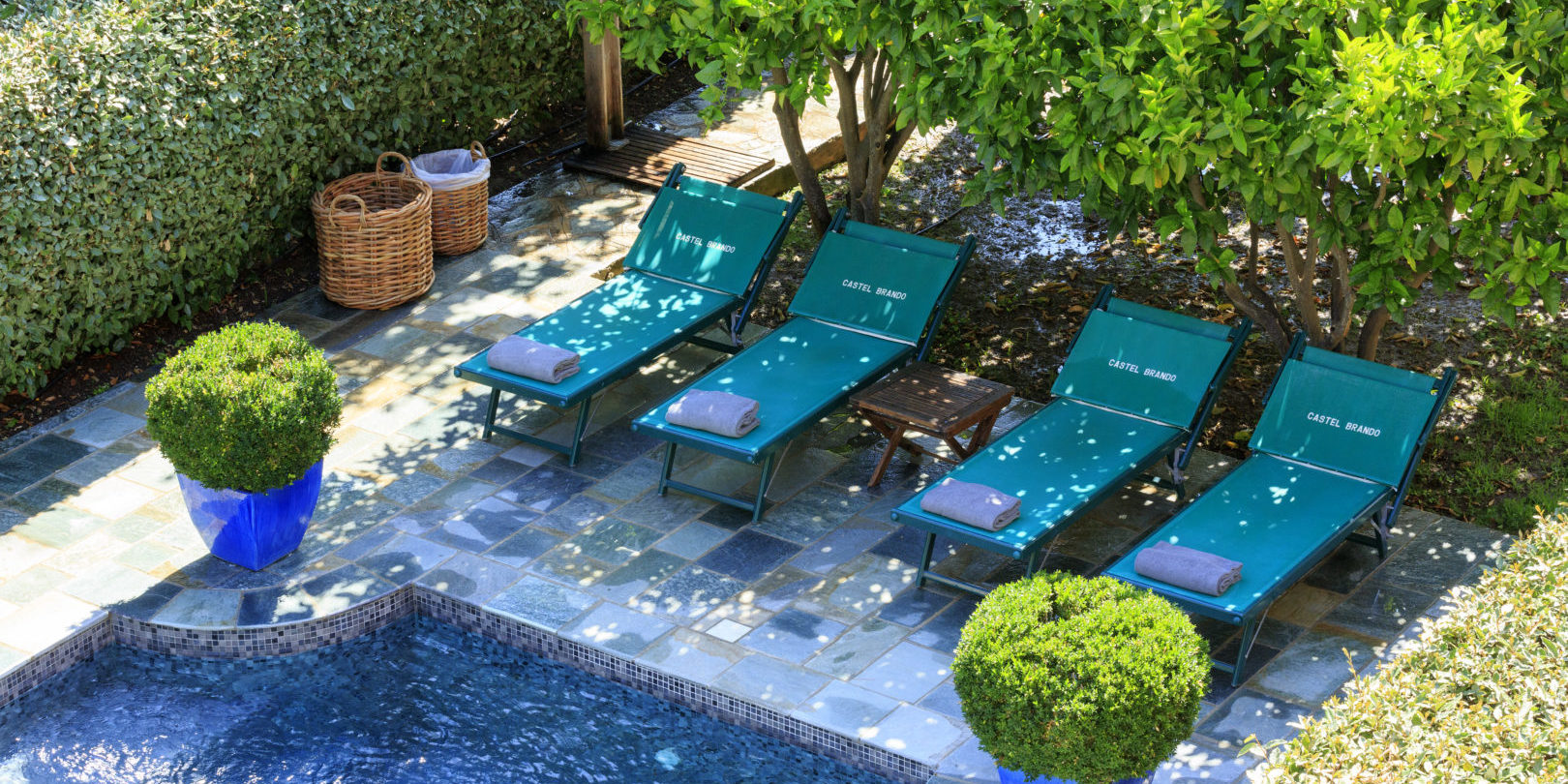 Hotel Demeure Castel Brando Erbalunga Cap Corse Corsica Frankrijk zwembad ligbedden detail tuin ontdekcorsica.nl skimaquis reisorganisatie