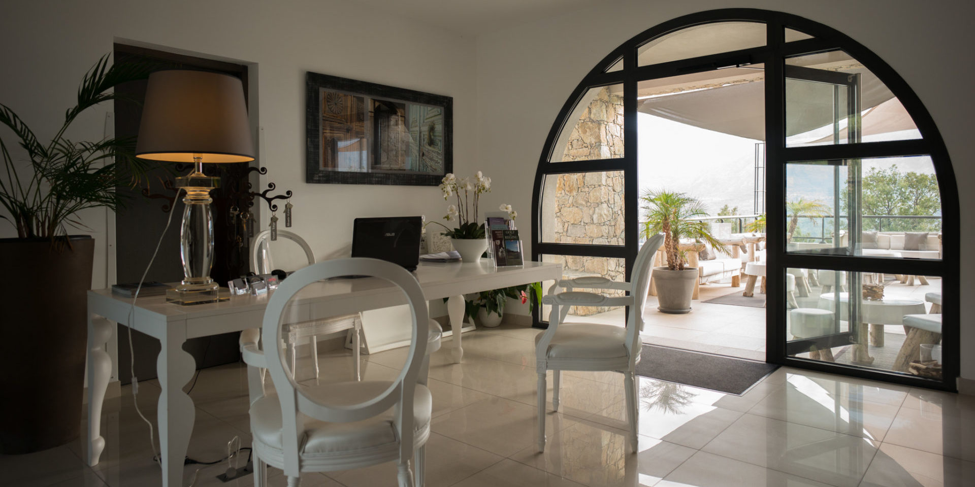 Hotel A Piattatella Monticello Balagne Corsica Frankrijk receptie openslaande-deuren terras