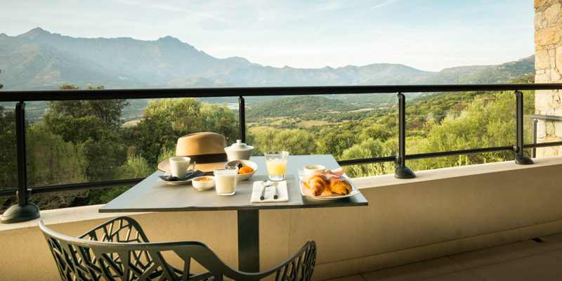 Hotel A Piattatella Monticello Balagne Corsica Frankrijk terras ontbijt uitzicht