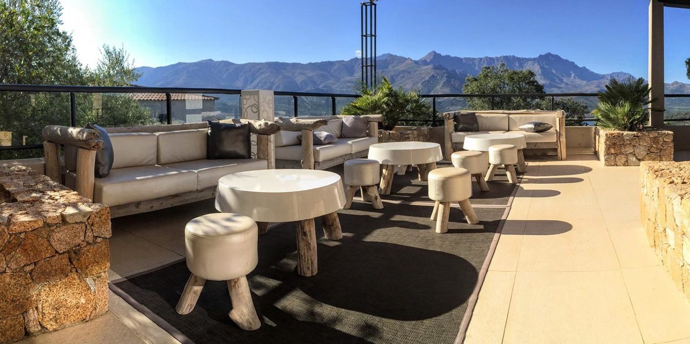 Hotel A Piattatella Monticello Balagne Corsica Frankrijk terras uitzicht zonnig loungebanken