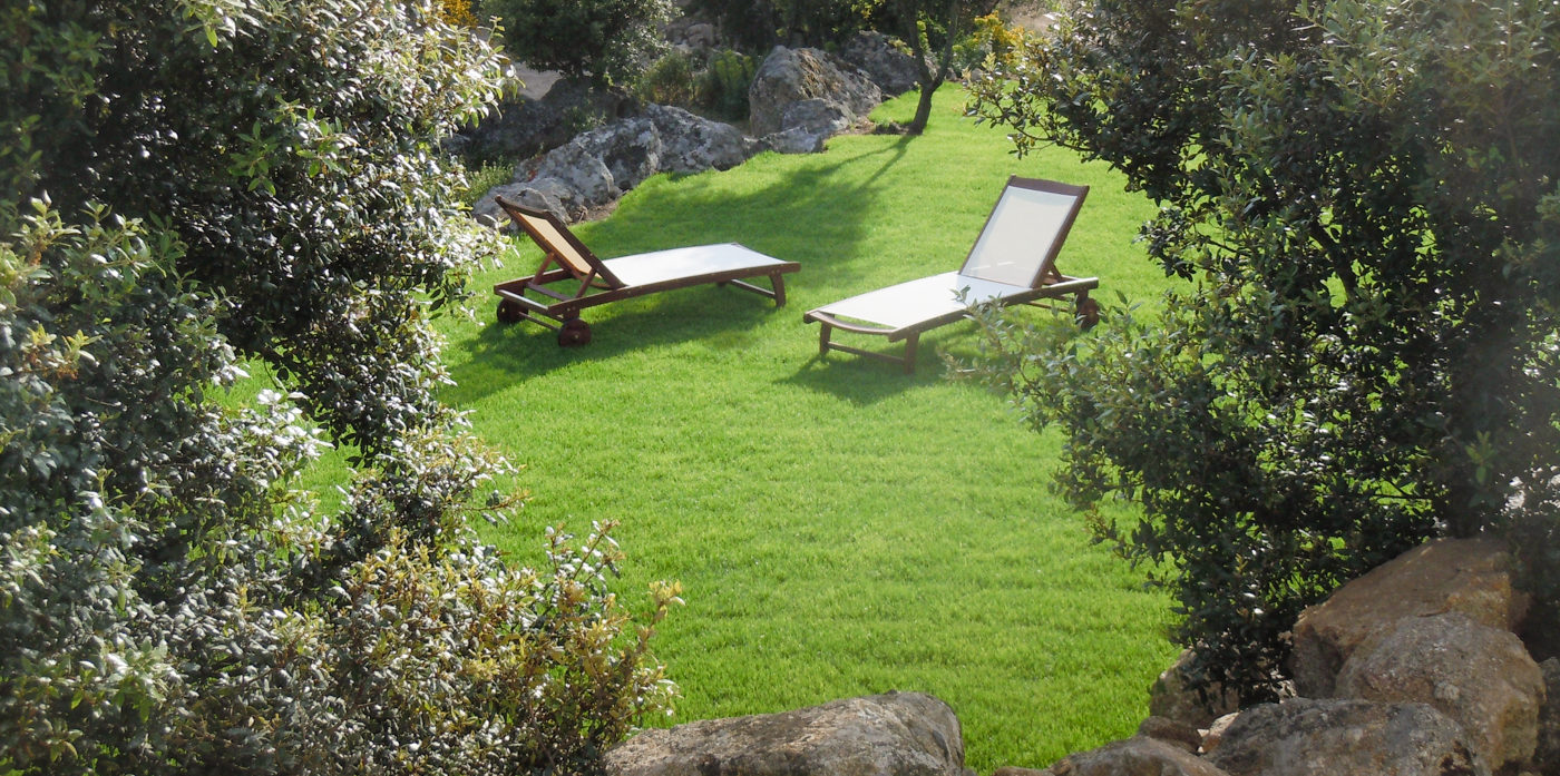 Hotel A Piattatella Monticello Balagne Corsica Frankrijk verborgen-hoekje ligbedden grasveld privé