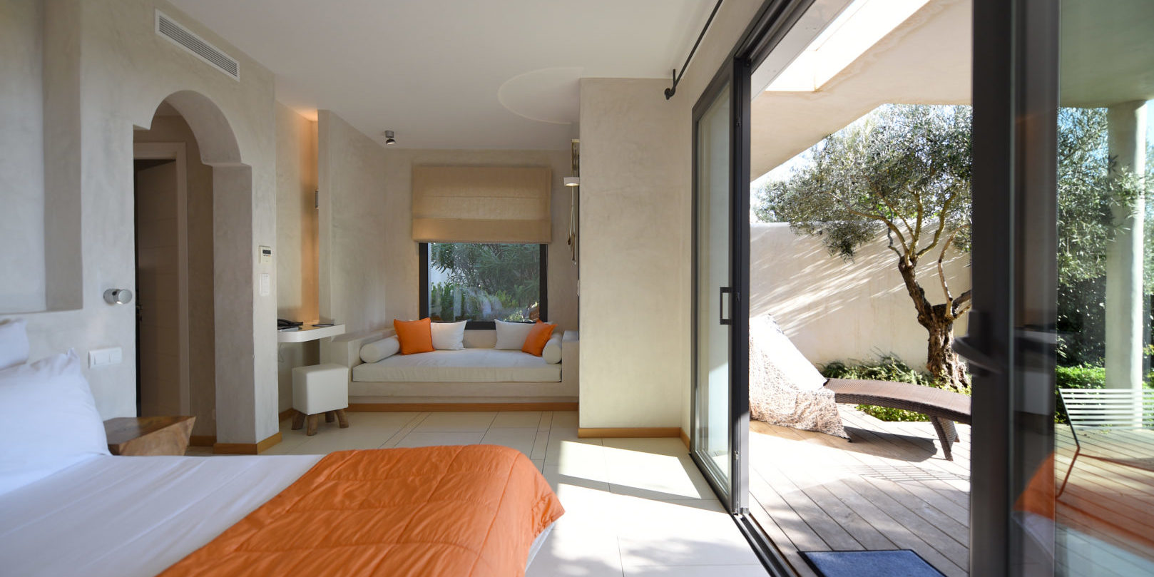 Hotel Cala di Greco Bonifacio Corsica Zuid-Corsica Frankrijk suite oranje-beddensprei