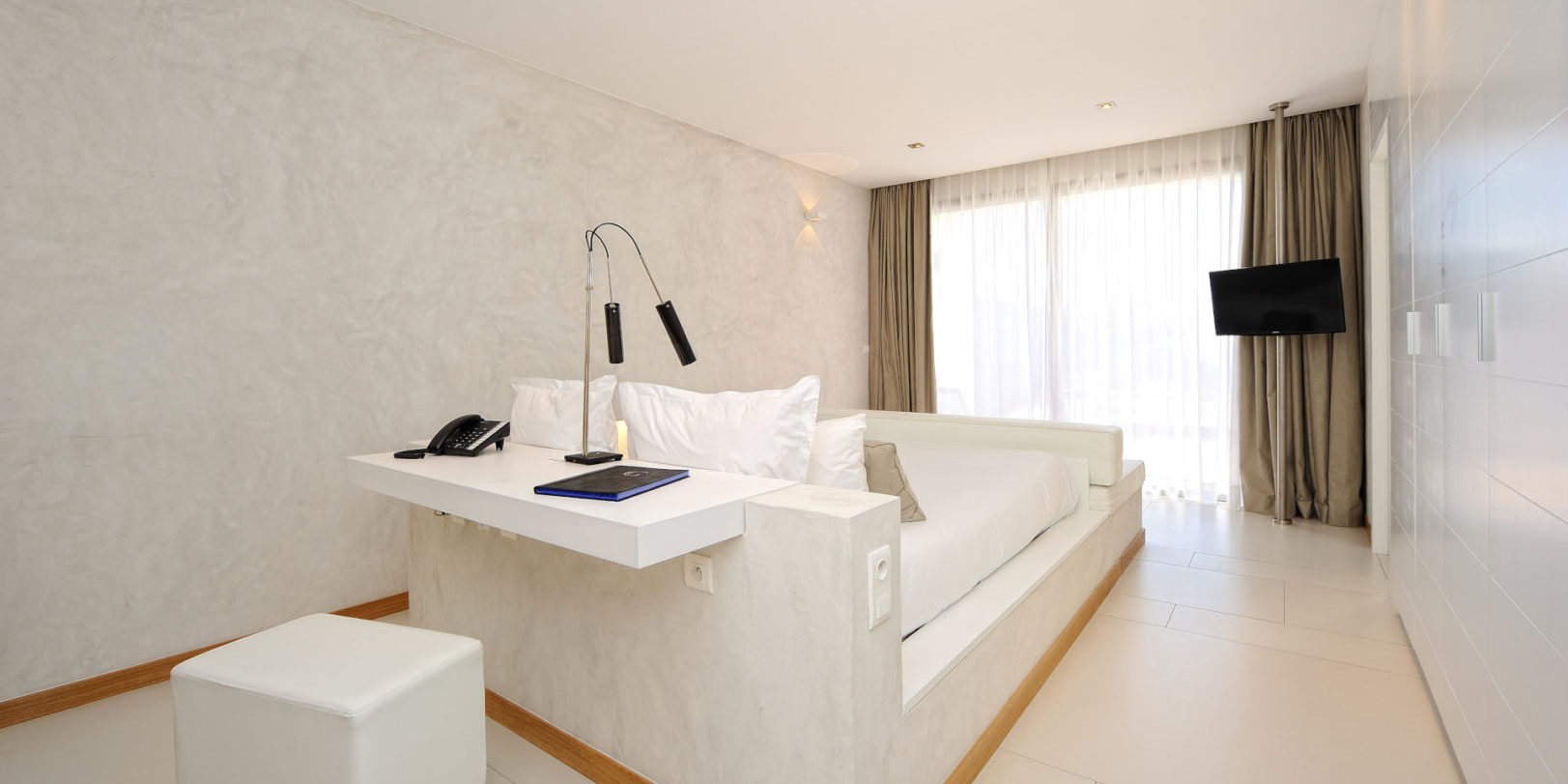 Hotel Cala di Greco Bonifacio Corsica Zuid-Corsica Frankrijk suite wit oranje stucwerk witte-muur