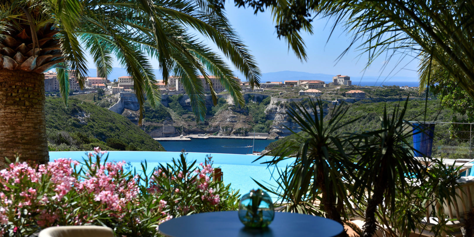 Hotel Cala di Greco Bonifacio Corsica Zuid-Corsica Frankrijk terras bar zicht-op-Bonifacio