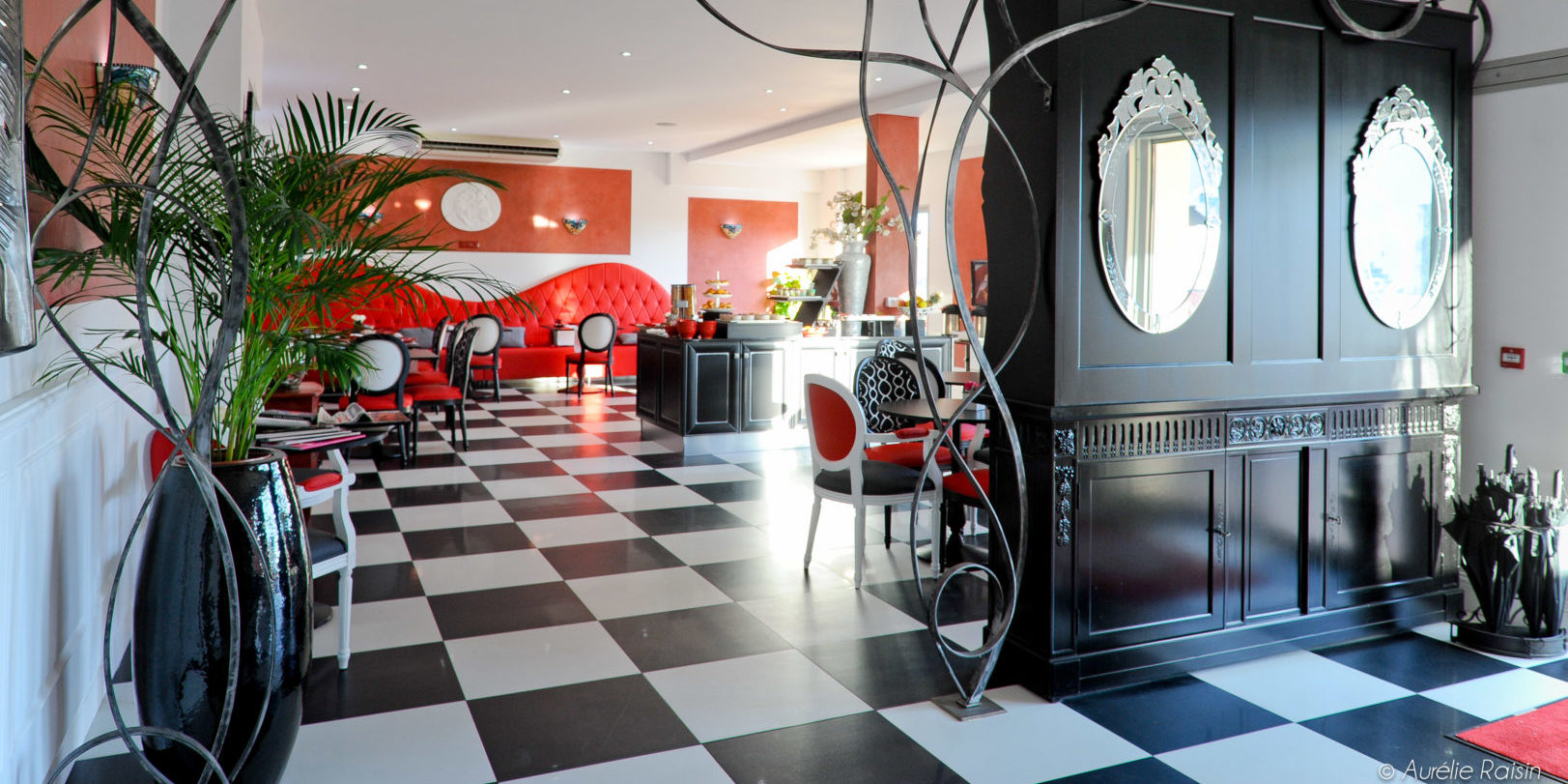 Boutique Hotel Liberata Ile Rousse Balagne Corsica Frankrijk art nouveau lobby lounge kunstobjecten