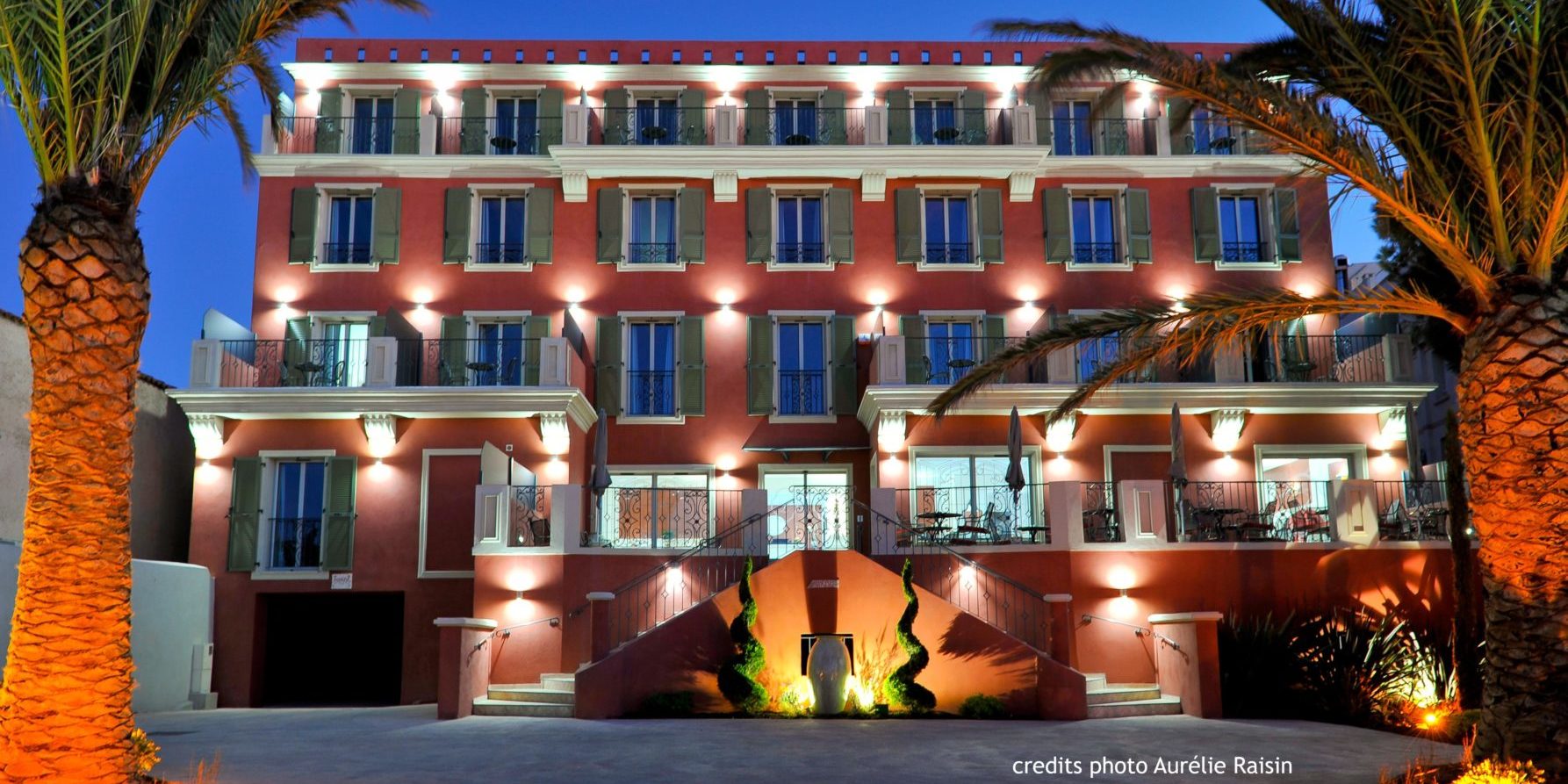 Boutique Hotel Liberata Ile Rousse Balagne Corsica Frankrijk exterieur vooraanzicht palmbomen