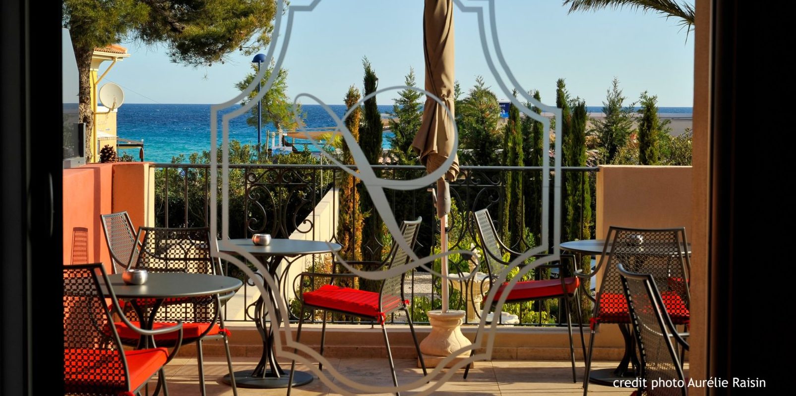 Boutique Hotel Liberata Ile Rousse Balagne Corsica Frankrijk terras zitjes zeezicht uitgezoomd