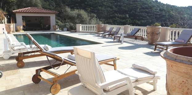 Domaine des Trois Roses bed&breakfast Corsica Frankrijk Cuttoli-Corticchiato zwembad terras ligbedden