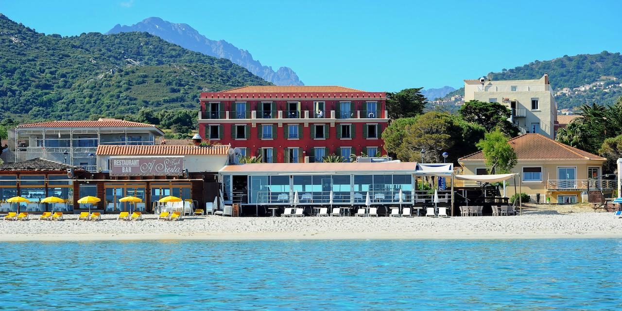 Hotel Liberata Ile Rousse Balagne Corsica Frankrijk strand ligbedden façade hotel
