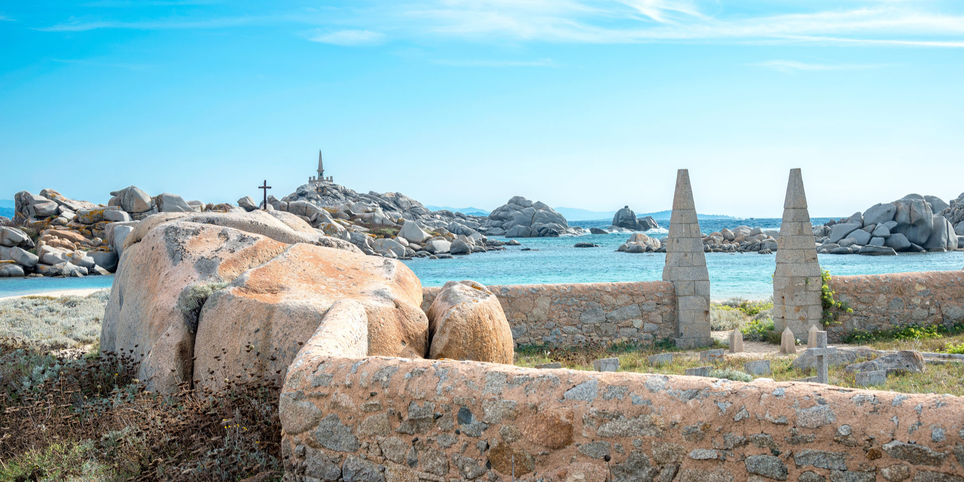 Cala-Acciarino Lavezzi-eilanden Bonifacio Corsica Frankrijk begraafplaats zee strand mysterieus