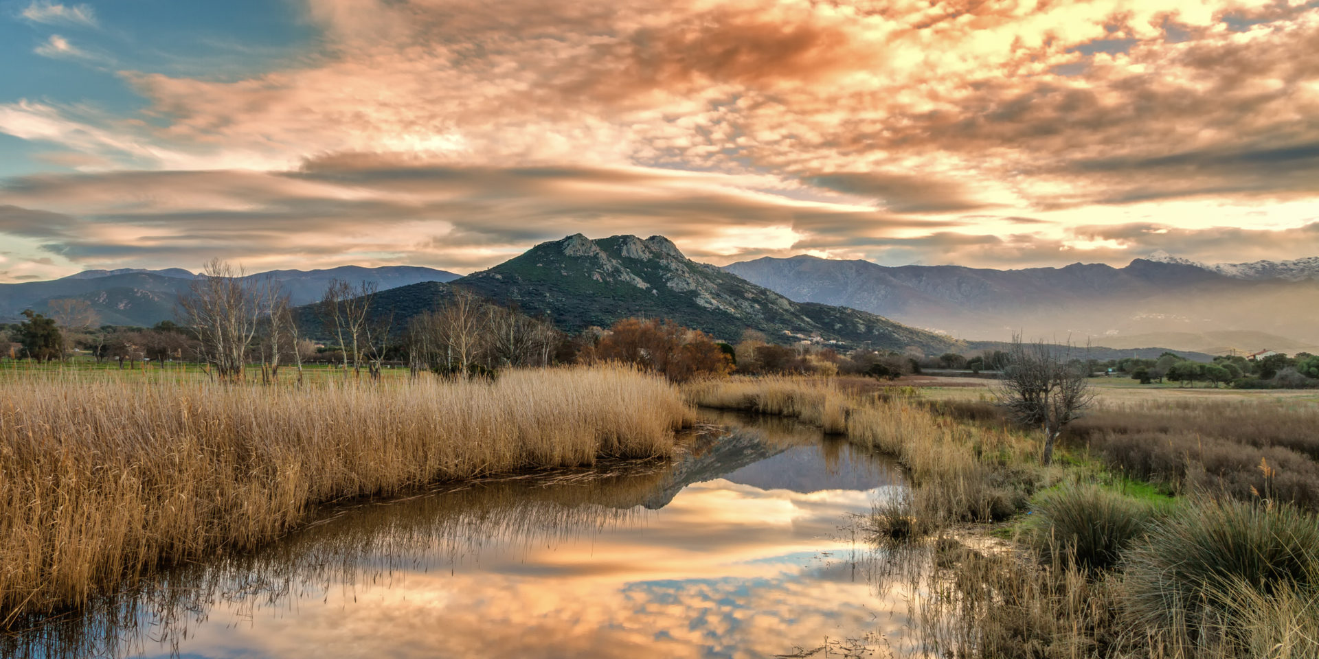 Vallee-du-Reginu Punta-di-Paraso Balagne Corsica Frankrijk rivier bergen bergtop zonsondergang