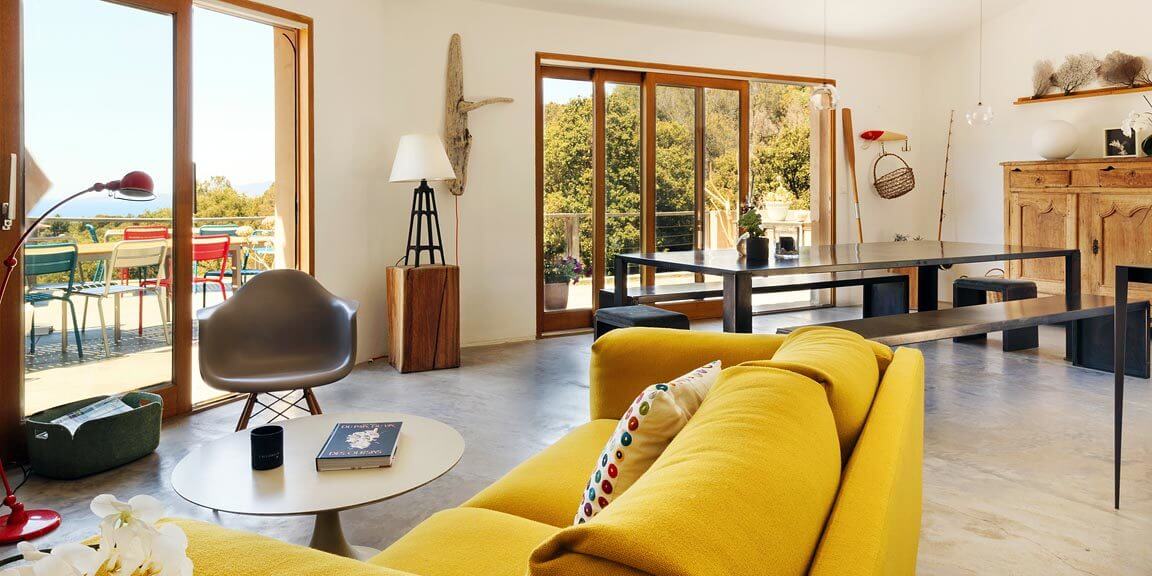 Chambre d’hote Le Ruone Calcatoggio Corsica Frankrijk huiskamer ontbijtruimte woonkamer tafel haard schuifpui terras uitzicht