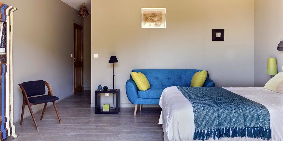 Chambre d’hote Le Ruone Calcatoggio Corsica Frankrijk kamer tweepersoonsbed blauwe-beddensprei bankje