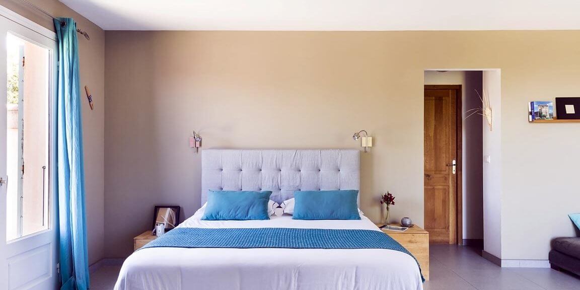 Chambre d’hote Le Ruone Calcatoggio Corsica Frankrijk kamer tweepersoonsbed blauwe-gordijnen