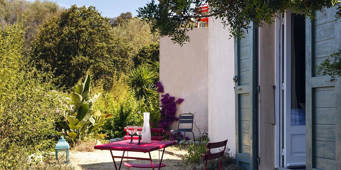 Chambre d’hote Le Ruone Calcatoggio Corsica Frankrijk terras-met-zitje tuintje openslaande-deuren houten-luiken