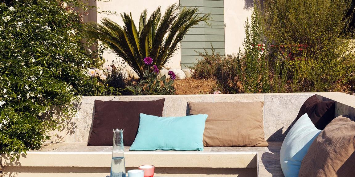 Chambre d’hote Le Ruone Calcatoggio Corsica Frankrijk tuin zitje loungehoek loungebank tafel drankjes