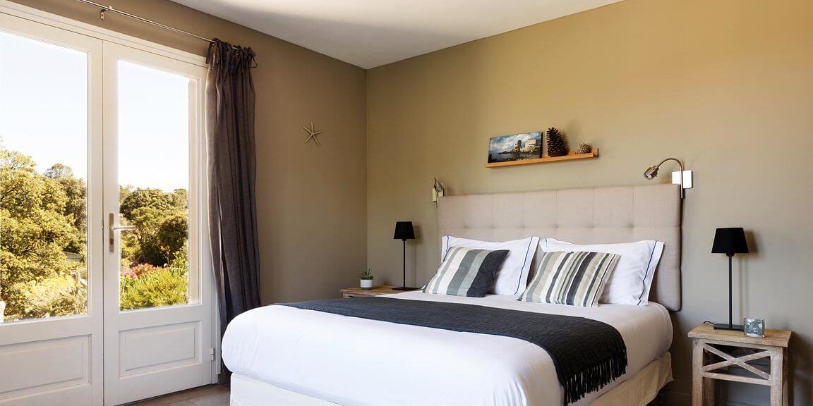 Chambre d’hote Le Ruone Calcatoggio Corsica Frankrijk tweepersoonskamer tweepersoonsbed openslaande-deuren