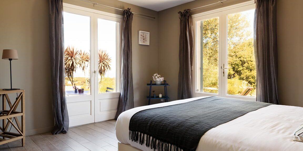 Chambre d’hote Le Ruone Calcatoggio Corsica Frankrijk tweepersoonskamer tweepersoonsbed openslaande-deuren terras-met-zitje begroeiing