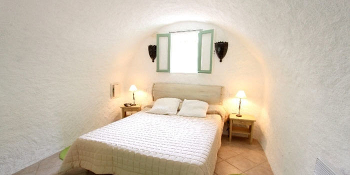 Ferme auberge l'Aghjalle Santa-Reparata-di-Balagna Balagne Corsica Frankrijk slaapkamer gewelf stucwerk tweepersoonsbed